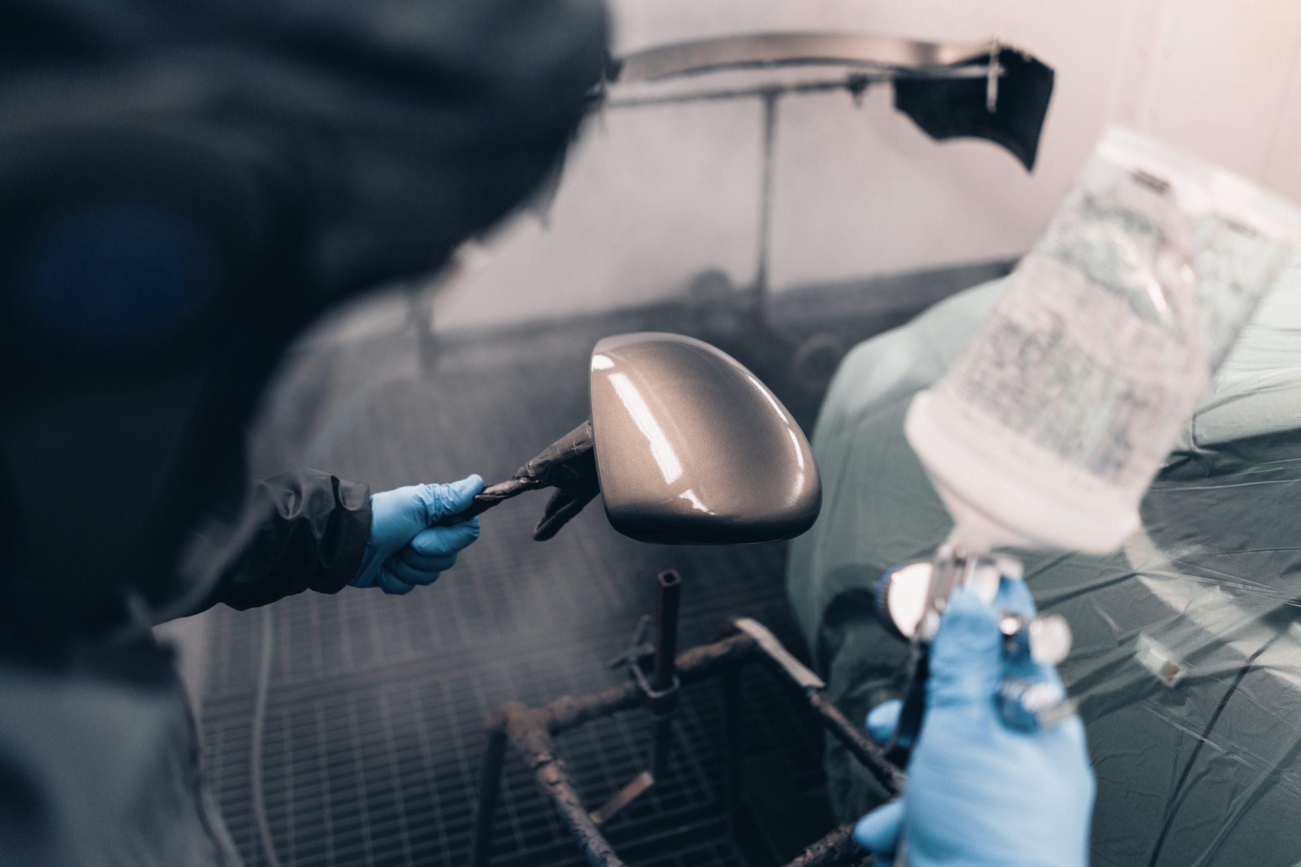 D211266F-F771-4EFD-8043-6CECF1B9DF35 Fahrzeuglackierer lackiert Außenspiegel in Lackierkabine