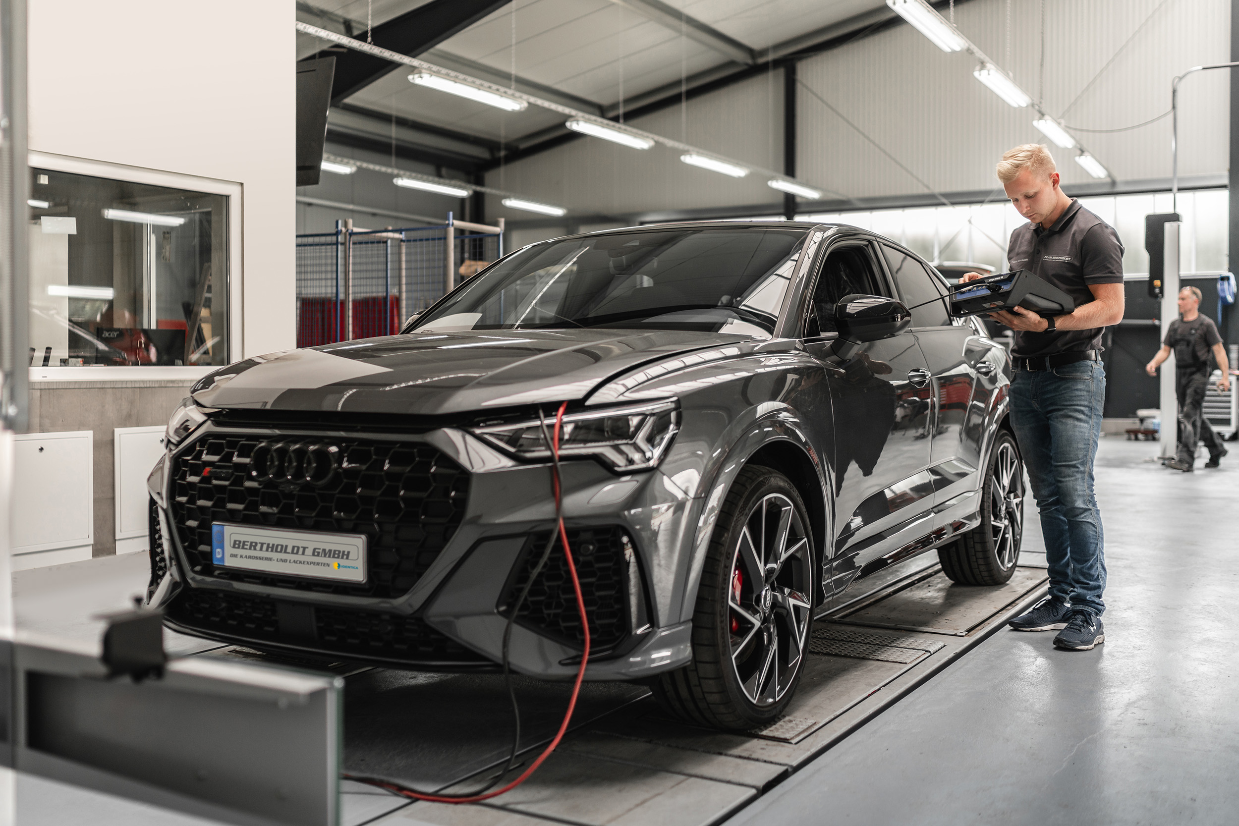 frbe3 Elektronische Fehlerauslese eines Pkws in Werkstatt durch Fachperson